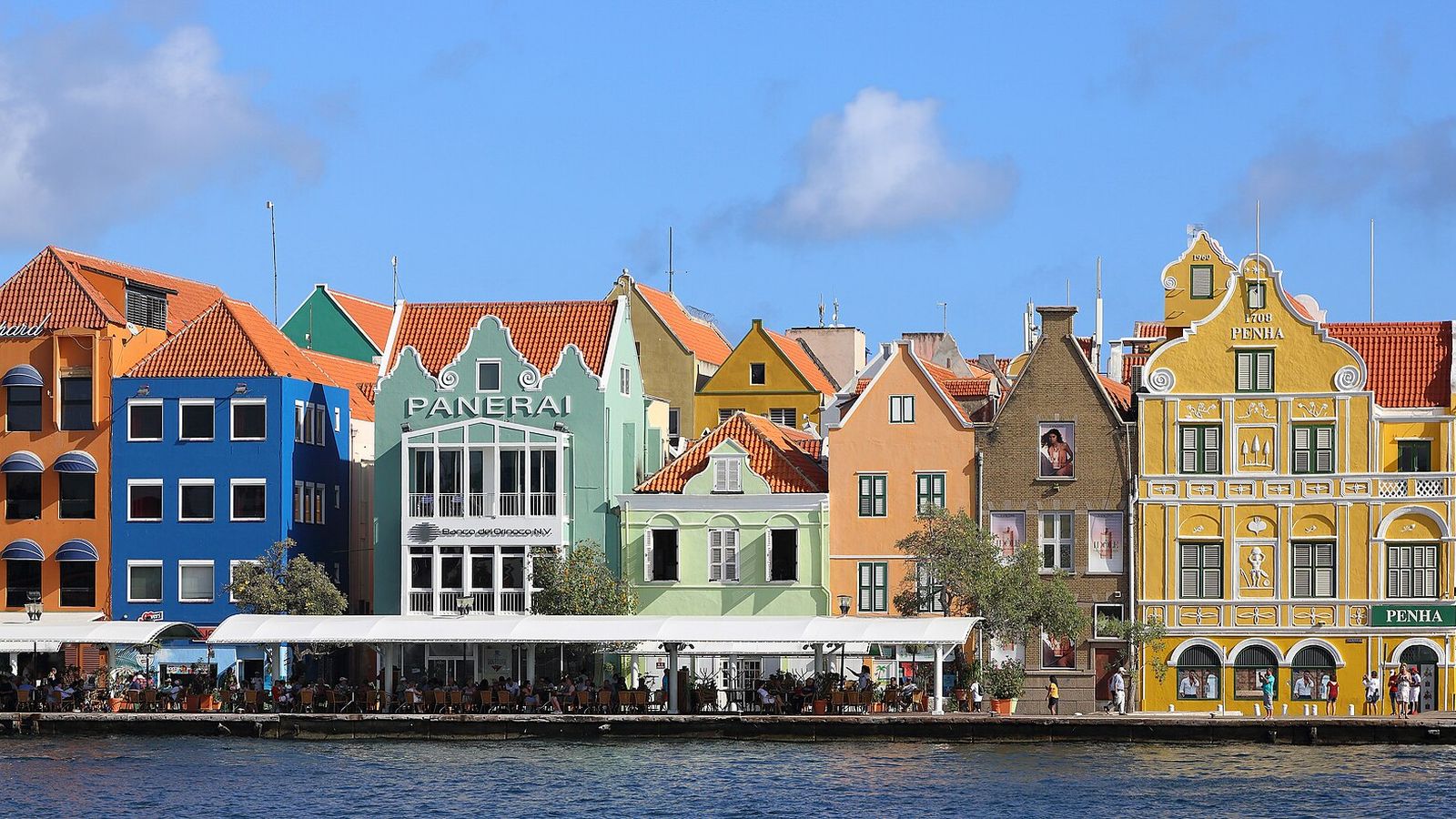 De kleurrijke gevels van de Handelskade in Willemstad, Curaçao